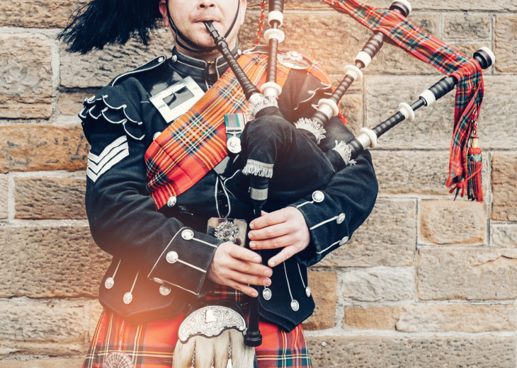 joueur de cornemuse avec tartan noir et rouge