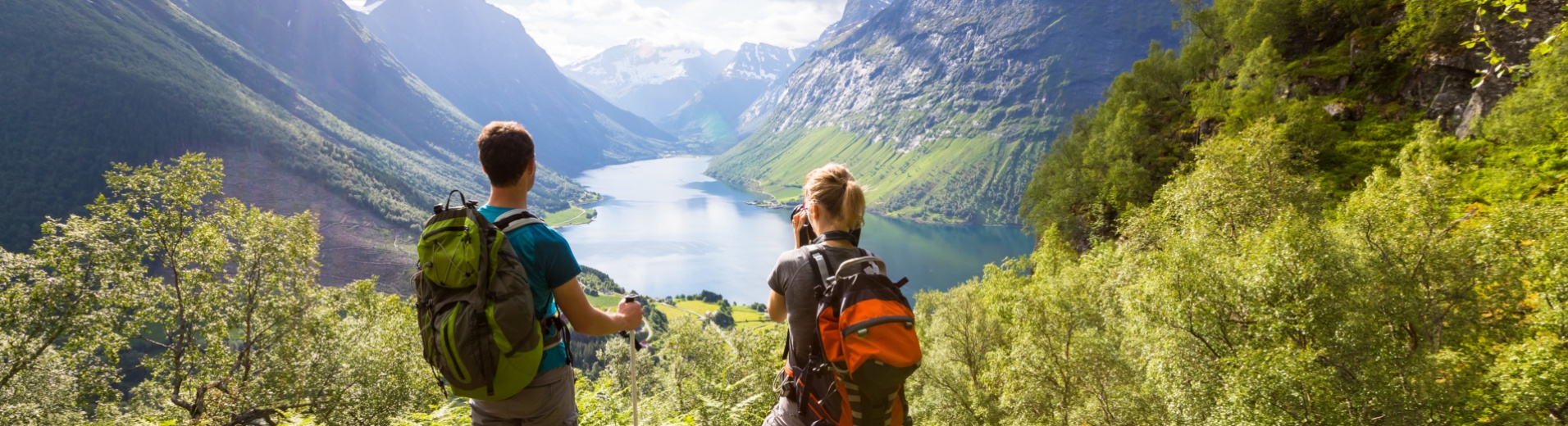 couple devant un paysage de montagnes et de lac