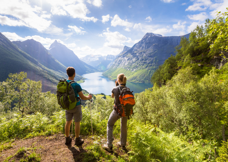 couple devant un paysage de montagnes et de lac