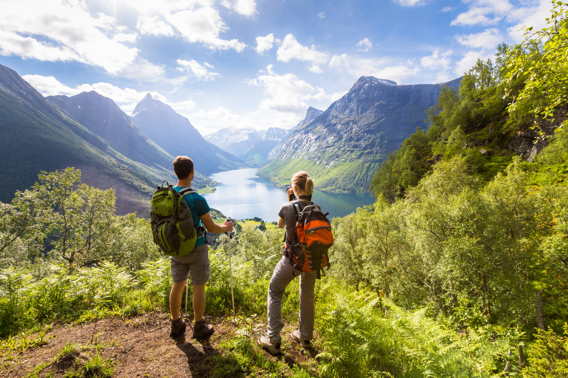 couple devant un paysage de montagnes et de lac