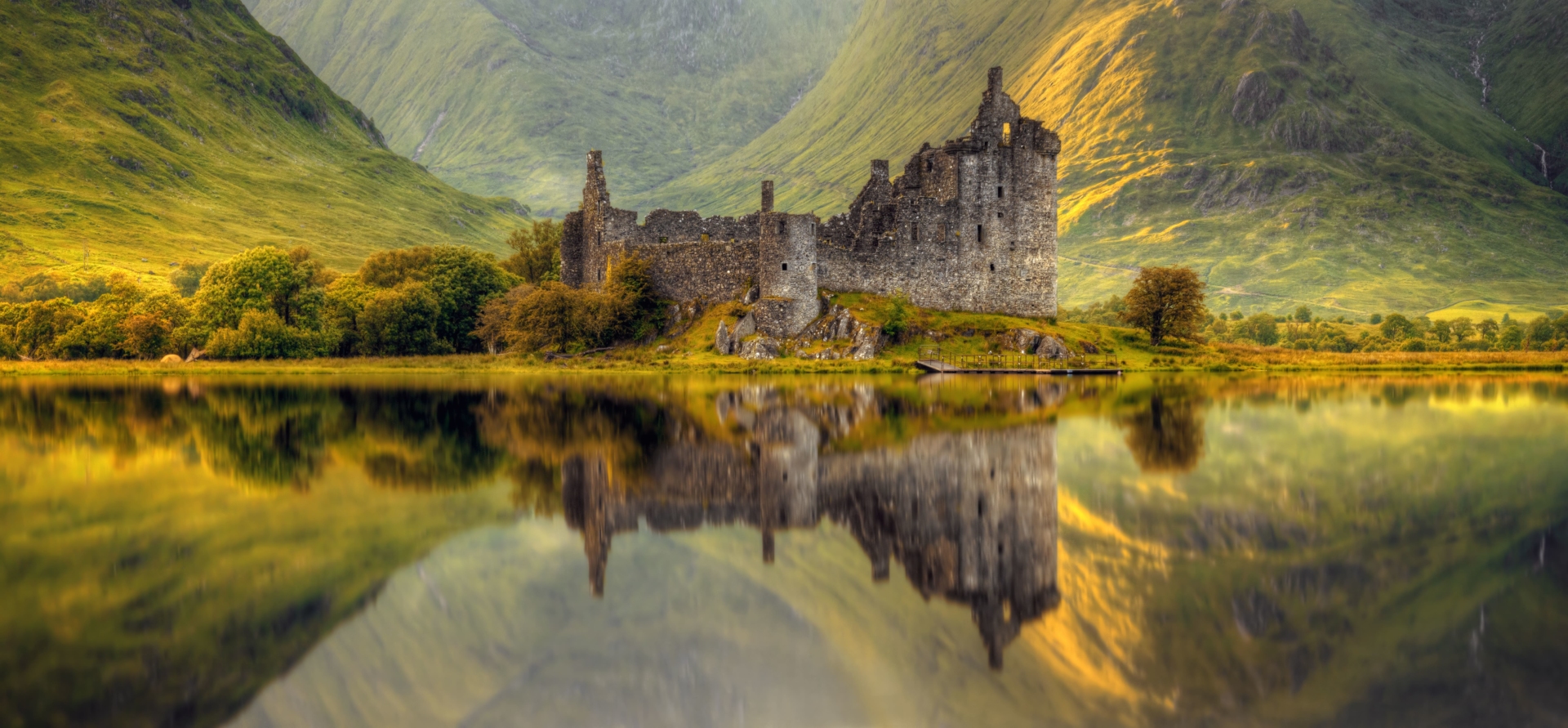 Chateau de Kilchurn dans une ambiance mystérieuse