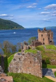 Ruines du chateau de Urquhart devant le lac du Loch Ness