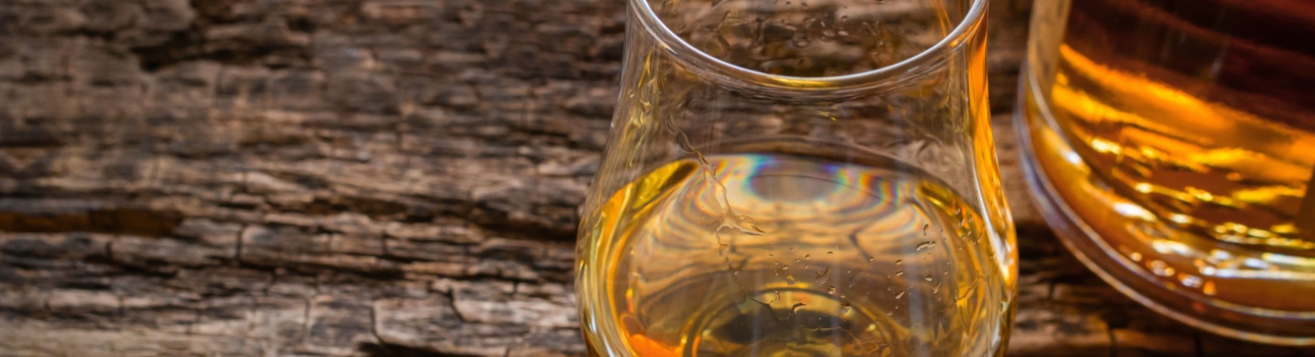 verre et bouteille de whisky sur une table en bois