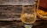 verre et bouteille de whisky sur une table en bois