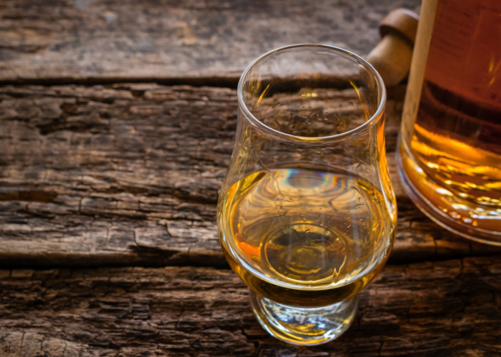 verre et bouteille de whisky sur une table en bois