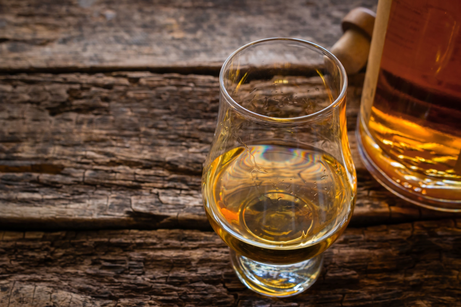 verre et bouteille de whisky sur une table en bois