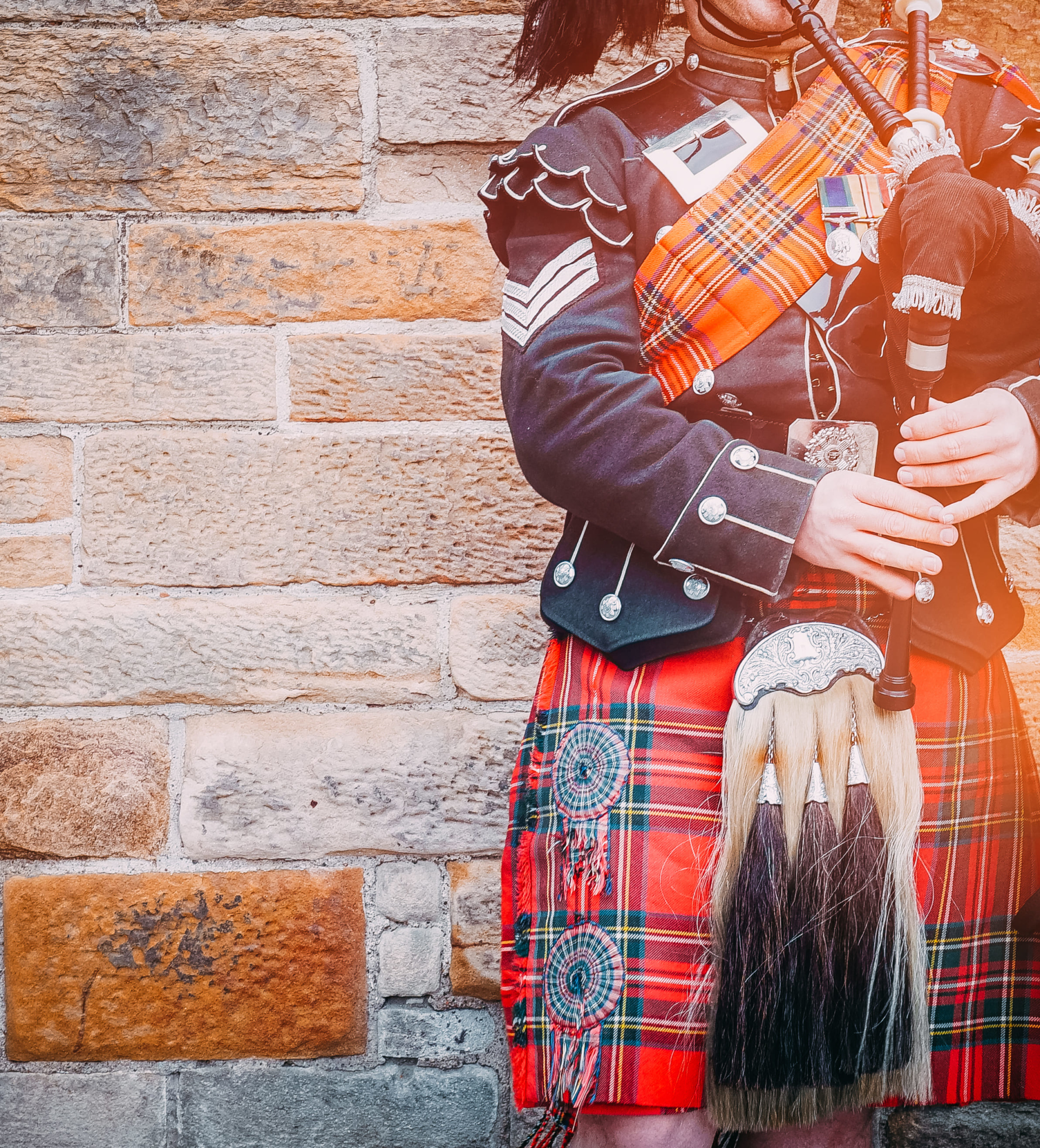 Joueur de cornemuse à Edimbourg en habit traditionnel