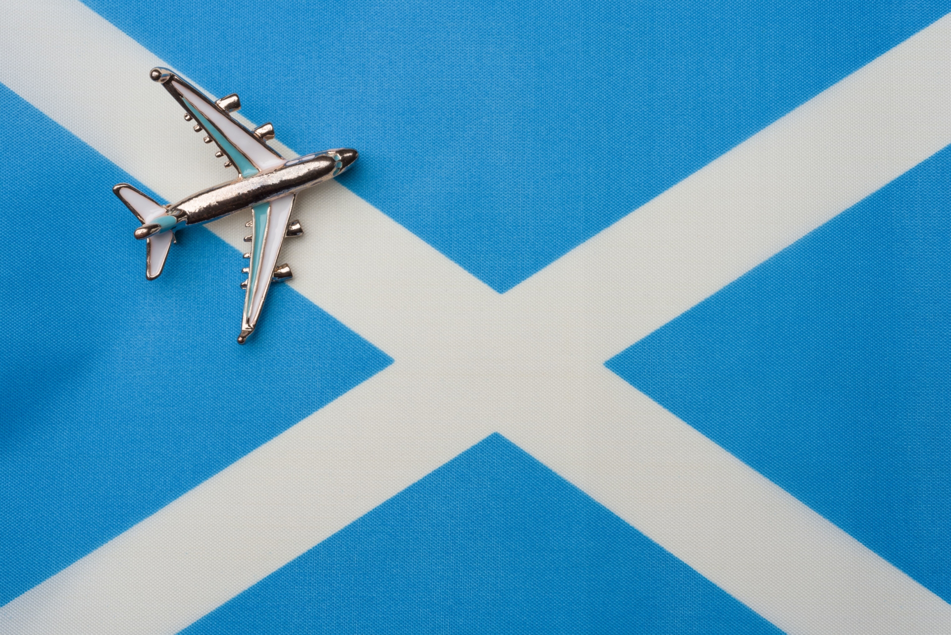 avion posée sur le drapeau écossais