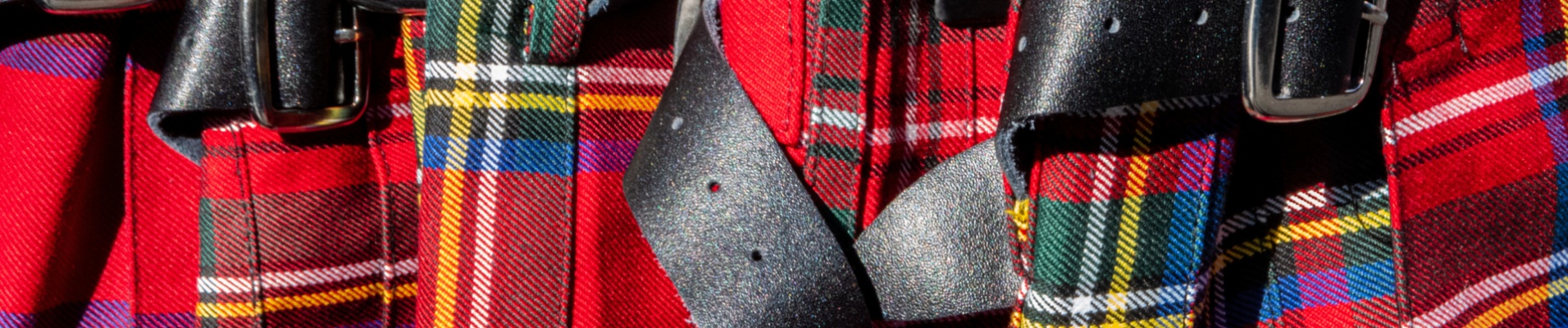 gros plan sur des kilts de tartan rouge et noir