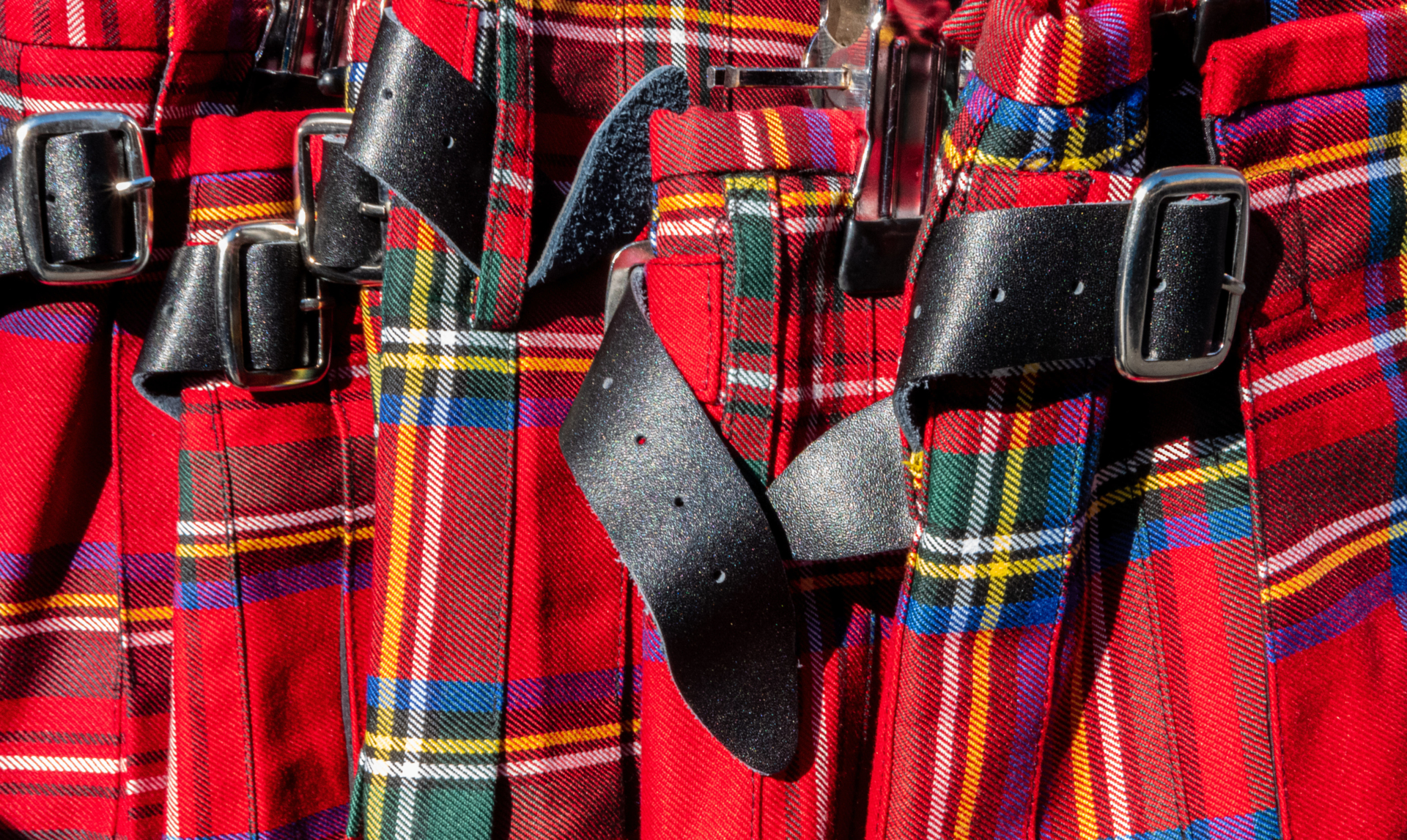 gros plan sur des kilts de tartan rouge et noir