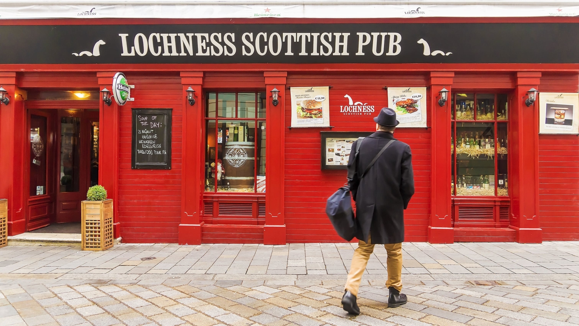homme devant un pub Lochness Scottish