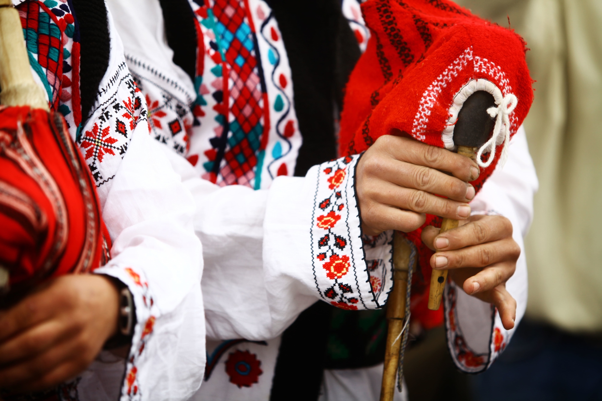 gros plan sur une cornemuse et un habit traditionnel écossais