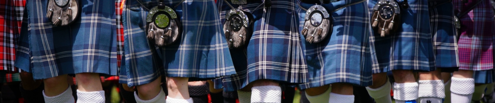 joueurs de cornemuses en kilt bleus et blanc