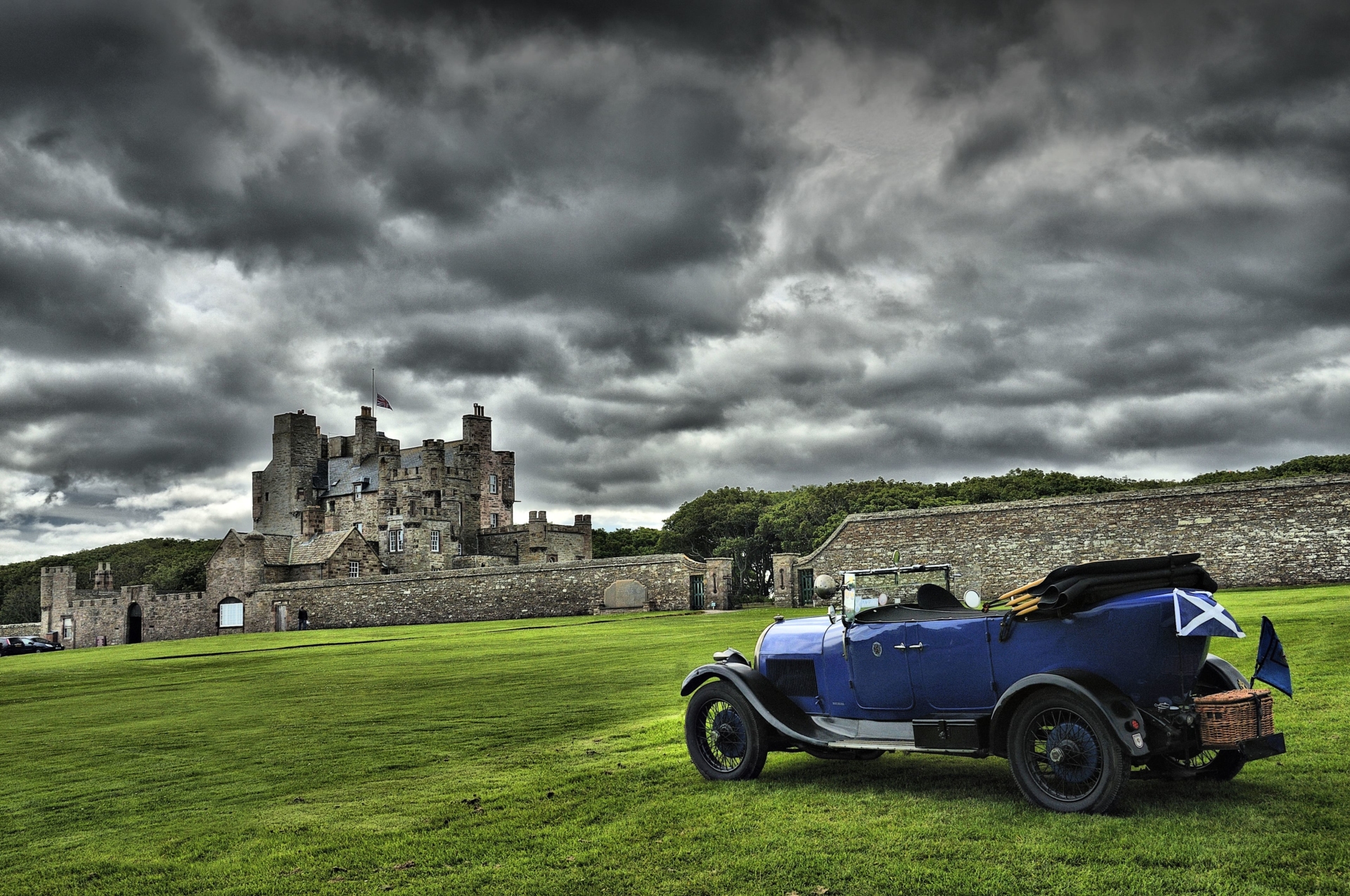vieille voiture devant un château en Ecosse