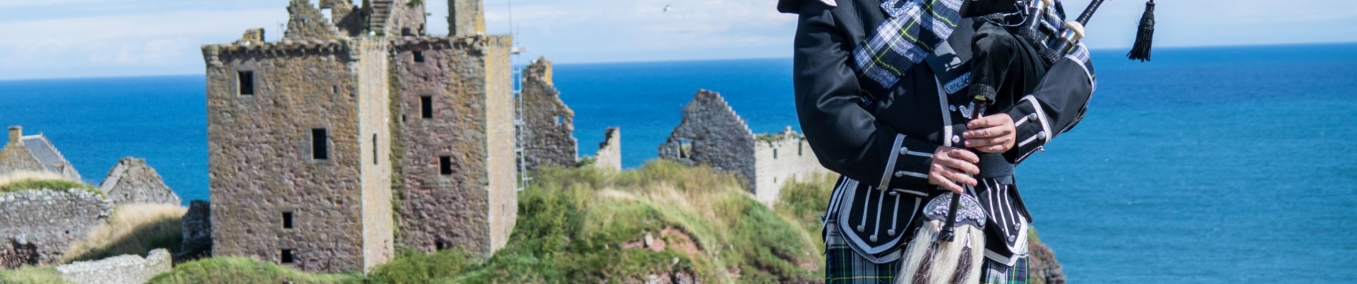 joueur de cornemuse devant le château de Dunnotar