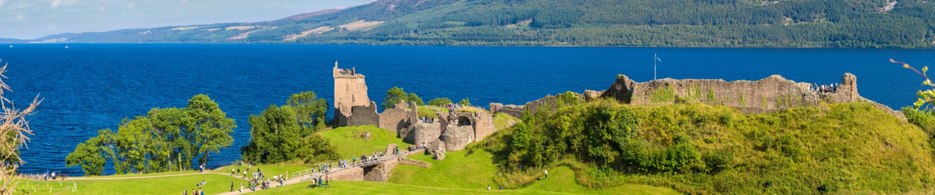 Urquhart Castle devant le Loch Ness